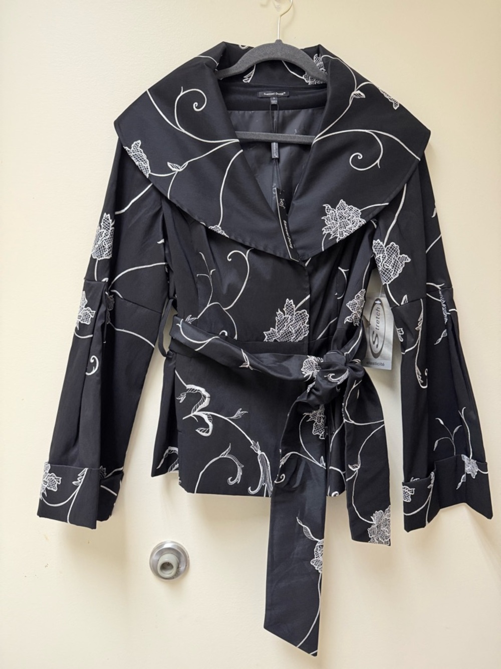 NwT: Samuel Dong Black Floral Belted Jacket with White Embroidery⭐️